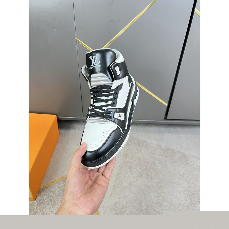 l**is V*t*n sneakers